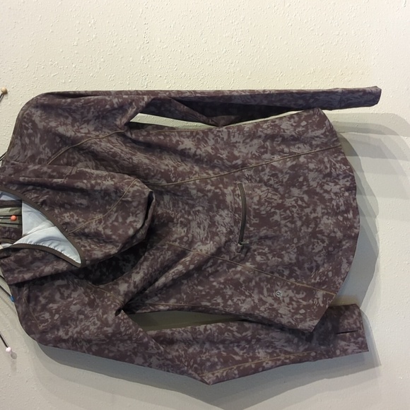 Lululemon Mist Over Windbreaker Summer Shade Medium Olive Dark Olive size 4 - Picture 9 of 15